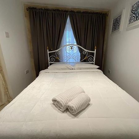 Charming 200 Year Old Cottage With Yard Zabbar Luaran gambar