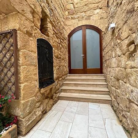 Charming 200 Year Old Cottage With Yard Zabbar Luaran gambar