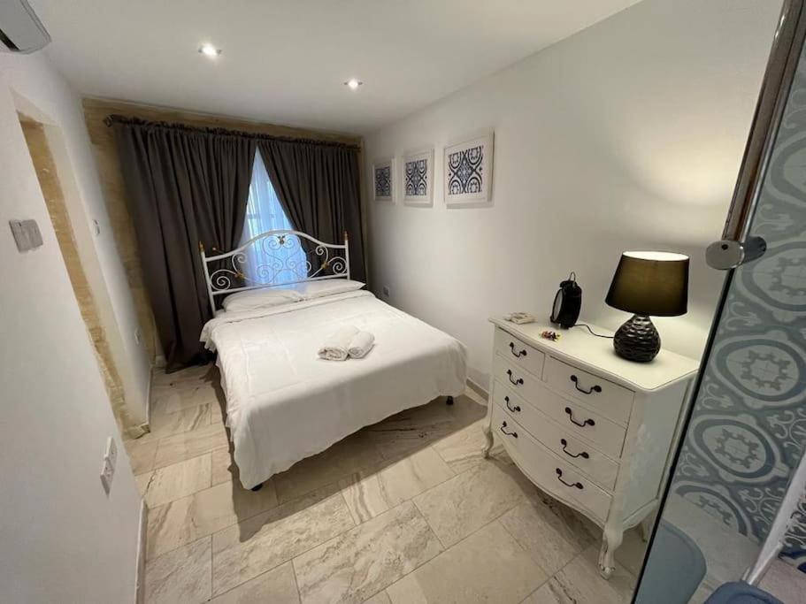 Charming 200 Year Old Cottage With Yard Zabbar Luaran gambar