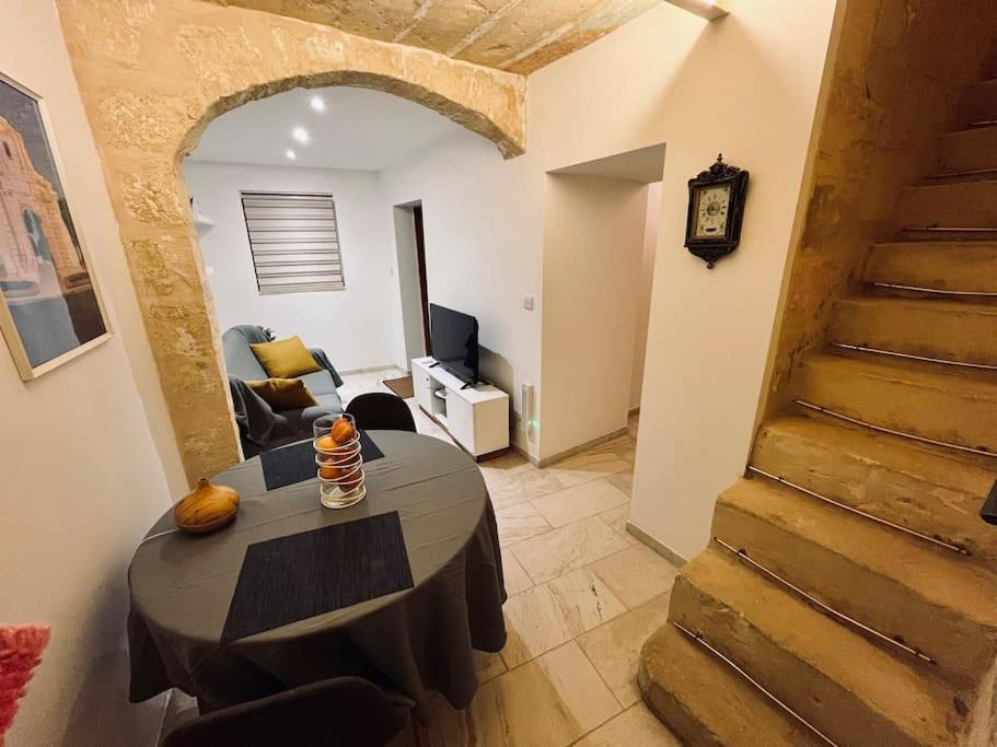 Charming 200 Year Old Cottage With Yard Zabbar Luaran gambar