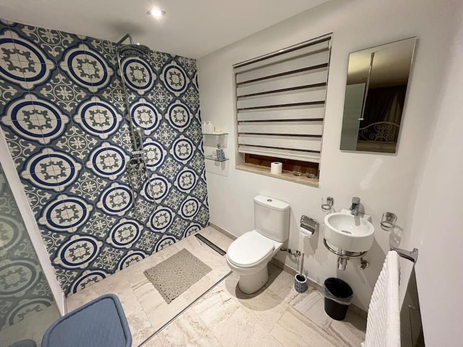 Charming 200 Year Old Cottage With Yard Zabbar Luaran gambar