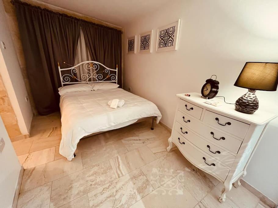Charming 200 Year Old Cottage With Yard Zabbar Luaran gambar