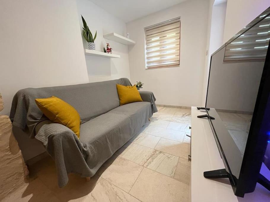 Charming 200 Year Old Cottage With Yard Zabbar Luaran gambar